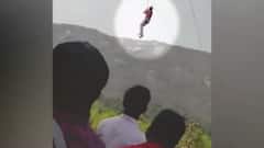 अभी 7 से 8 ट्रालियां फंसी हुई हैं