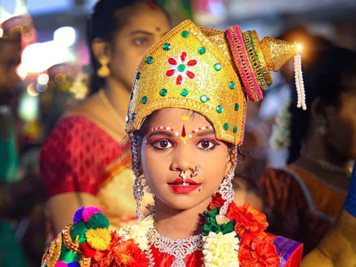 இவங்க தான் குட்டி மீனாட்சியம்மன் பார்த்துக் கோங்க.