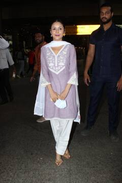 पिंड की गलियों से निकलकर मायानगरी वापस लौटीं शहनाज़ गिल, सूट-सलवार पहने एयरपोर्ट पर स्पॉट हुईं एक्ट्रेस