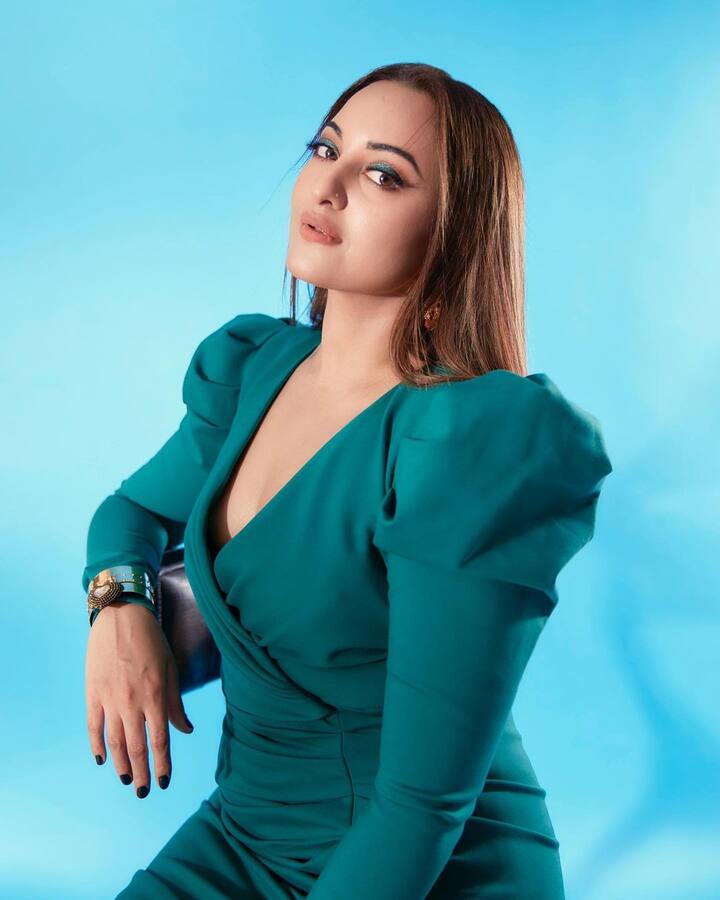 अभिनेत्री सोनाक्षी सिन्हाच्या या ड्रेसमध्ये डीप नेकलाइन होती, ज्यामुळे तिचा लूक किलर दिसत आहे.  (Instagram/@aslisona)
