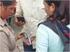 Mainpuri Crime News: मैनपुरी में चेकिंग के दौरान महिला के पास से मिला देसी तमंचा, पुलिस की पूछताछ में किया ये बड़ा खुलासा