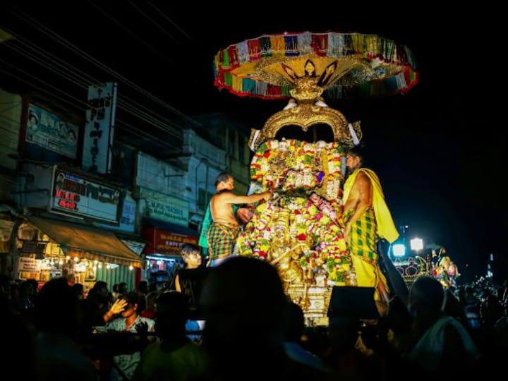சித்திரைத் திருவிழா மூன்றாம் நாள் சாமி வீதி உலா வந்த போது.