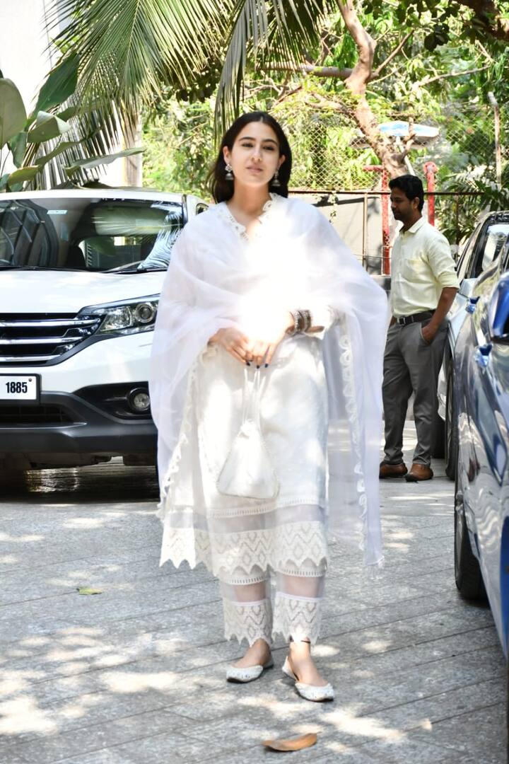 साथ ही बॉलीवुड की उन सभी टॉप एक्ट्रेस के लुक कॉपी कर सकते हैं. जिन्होंने मीडिया के सामने सूट सलवार पहन बिजलियां गिराईं हैं.