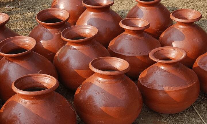 માટીમાં શુદ્ધિકરણના ગુણ હોય છે. તે ક્ષારની સાથે વિષેલા પદાર્થને પણ શોષી લે છે. ગરમીમાં હેલ્ધી રહેવું હોય તો ફ્રીઝને છોડો અને સાદા માટીના માટલાનું પાણી પીવાનો આગ્રહ રાખો