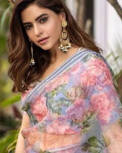 આમના શરીફે ફ્લોરલ પ્રિન્ટેડ સાડીમાં બતાવી પોતાની બોલ્ડ અદા, લાગી રહી છે અપ્સરા