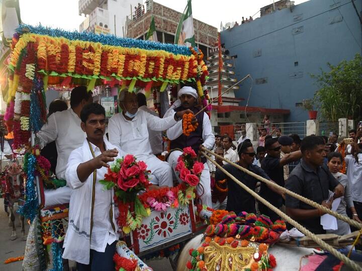 CM Nitish left the electric car and rode on a tonga, greeted the people by conducting a road show in Rargir ann Bihar News: इलेक्ट्रिक कार छोड़ तांगे पर सवार हुए CM नीतीश, राजगीर में रोड शो कर लोगों का किया अभिवादन