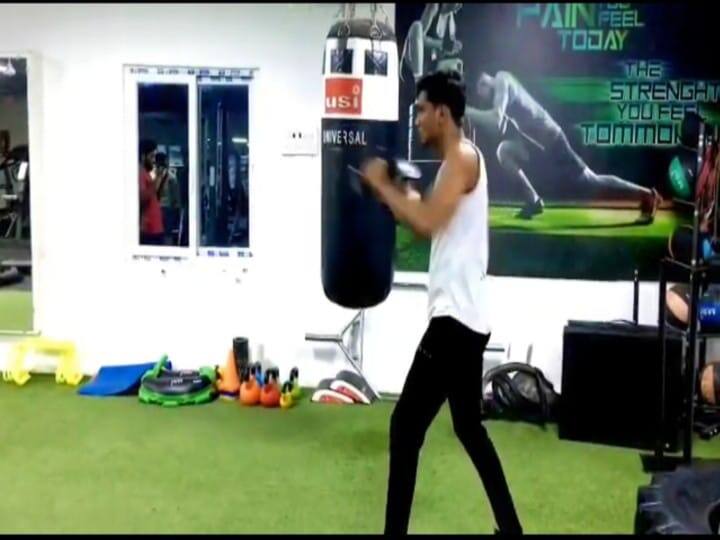 Madurai youth sets new world record by combining thumbs with boxing match ஒரு கையில் குத்துச்சண்டை மறு கையில் தம்புல்ஸ் - உலக சாதனை படைத்த மதுரை இளைஞர்