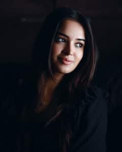 Pujita Ponnada Photos: పవన్ కళ్యాణ్ సినిమాతో దశ తిరుగుతుందని ఆశపడుతోన్న తెలుగమ్మాయ్