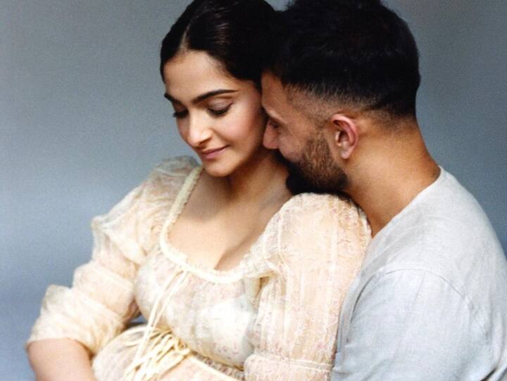 Sonam Kapoor flaunts baby bump in her latest photoshoot बाहों में बाहें डाले सोनम और आनंद कर रहें है नन्हें मेहमान का इंतजार, एक्ट्रेस ने फ्लॉन्ट किया बेबी बंप