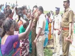 காலில் விழுந்து கெஞ்சிய பிறகும் சாராயக்கடை திறப்பது எந்த வகையில் நியாயம்..! பெட்டி பெட்டியாய் வந்து இறங்கிய மதுவால் பொதுமக்கள் ஆவேசம்..!