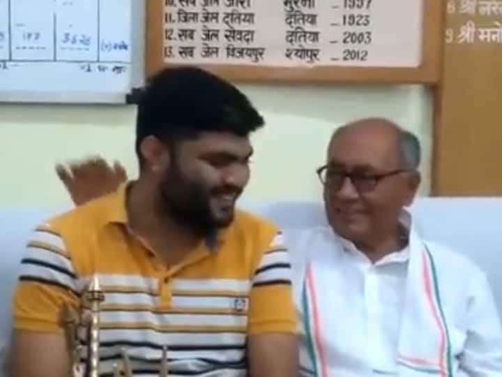 MP News: दिग्विजय सिंह और आरोपी एनएसयूआई नेता की जेल में मुलाकात पर सख्त सरकार, जेल अधीक्षक के खिलाफ लिया ये कड़ा फैसला MP Digvijay Singh Congress and accused NSUI leader met in jail, jail superintendent of Gwalior suspend by Narottam Mishra MP News: दिग्विजय सिंह और आरोपी एनएसयूआई नेता की जेल में मुलाकात पर सख्त सरकार, जेल अधीक्षक के खिलाफ लिया ये कड़ा फैसला