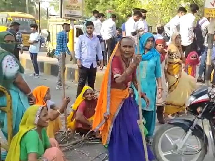 Water Problem: अलवर में विकराल हुई पानी की समस्या, महिलाओं ने सड़क पर लगाया जाम...किया प्रदर्शन