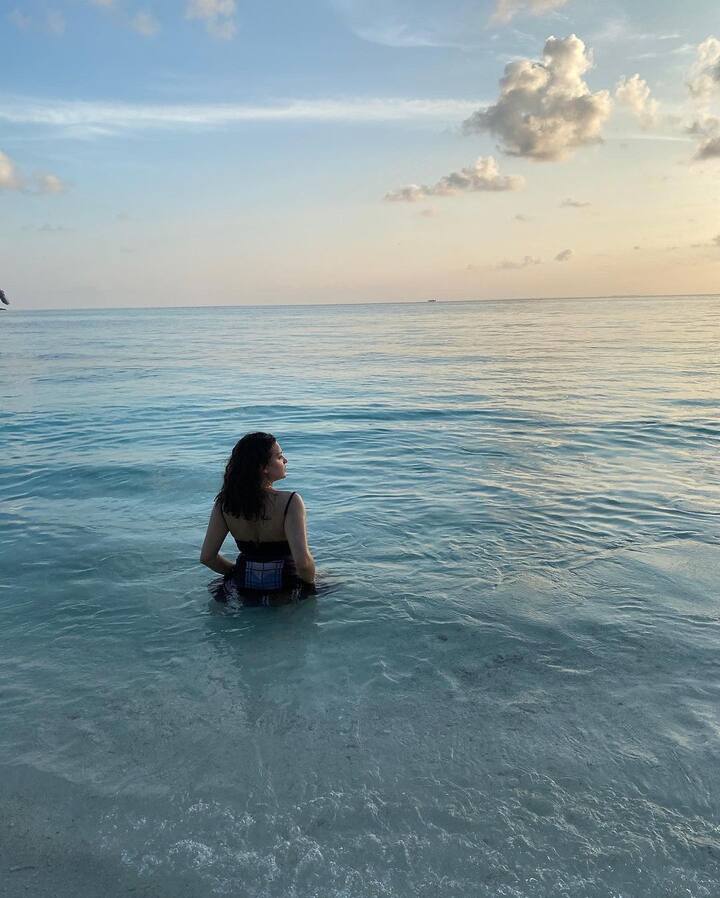 हिमांशी खुरानाला सोशल मीडियावर मोठ्या प्रमाणात लोक फॉलो करतात. त्याचबरोबर हिमांशी तिच्या चाहत्यांसाठी वेळोवेळी फोटो आणि व्हिडिओ पोस्ट करत असते.(Photo:iamhimanshikhurana/ig)