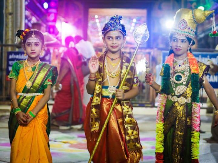 சாமி தரிசனம் செய்ய காத்திருக்கும் குழந்தைகள்.