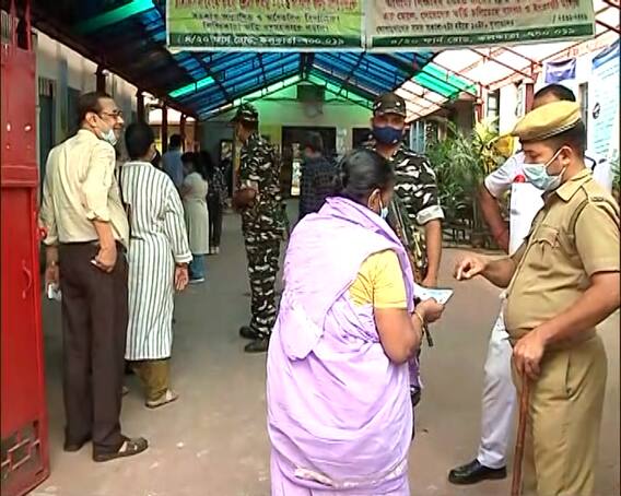 Ballygunge Bypoll 2022: নেই কোনও অভিযোগ, কমলা চ্যাটার্জি গার্লস হাইস্কুলে সুষ্ঠুভাবে ভোট ভোটগ্রহণ।Bangla News