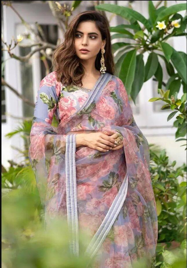 ફ્લોરલ પ્રિન્ટેડ સાડીમાં આમના સુંદર લાગી રહી છે