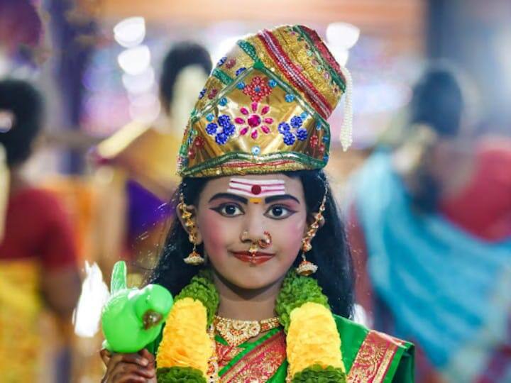 அன்னை மீனாட்சி வேடத்தில் சிறுமி...