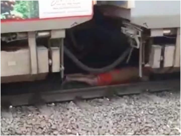 Maharashtra Due to the sudden arrival of the train in front, the monk lay down on the track, 10 coaches passed from above Maharashtra News: सामने अचानक ट्रेन आने से पटरी पर लेट गया साधु, 10 डिब्बे ऊपर से गुजर गए, फिर..