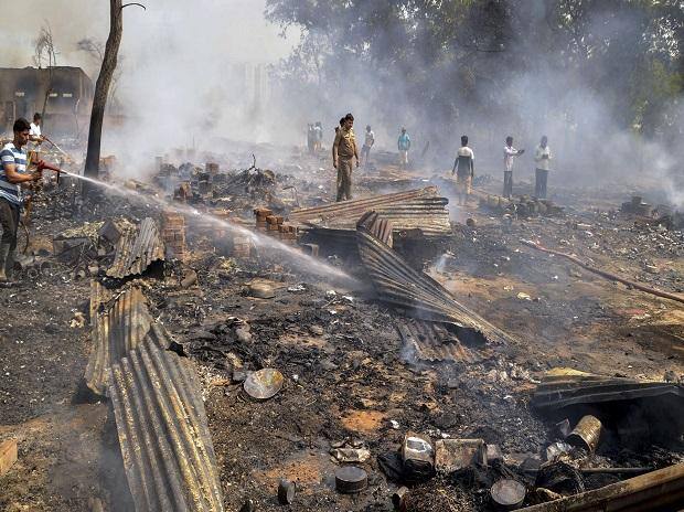 Ghaziabad Fire massive fire in slums of indirapuram ghaziabad 100 cows burnt to death Ghaziabad News : गाझियाबादमध्ये झोपडपट्टीला भीषण आग, 100 गायींचा होरपळून मृत्यू