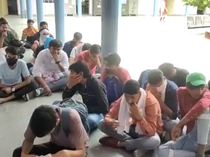 पुलिस ने कार्रवाई करते हुए 36 लड़के और 37 लड़कियों को गिरफ्तार कर लिया.