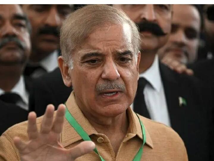 On first day as Pak PM, Shehbaz Sharif scraps 2 weekly-offs for govt offices 2 நாள் லீவ் கட்.. இனிமே 8 மணிக்கே ஆபீஸுக்கு வரணும்.. அதிரடி உத்தரவுகள் போட்ட பாக் பிரதமர்
