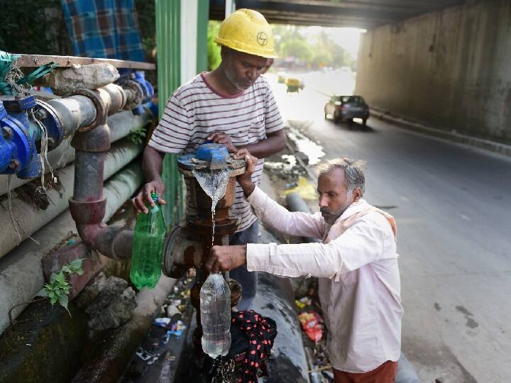 Delhi-NCR में भीषण गर्मी से लोग बेहाल, बादलों के बीच पारा 42 डिग्री के पार, येलो अलर्ट जारी heat wave in Delhi-NCR, temperature cross 42 degrees Celsius yellow alert issued ann Delhi-NCR में भीषण गर्मी से लोग बेहाल, बादलों के बीच पारा 42 डिग्री के पार, येलो अलर्ट जारी