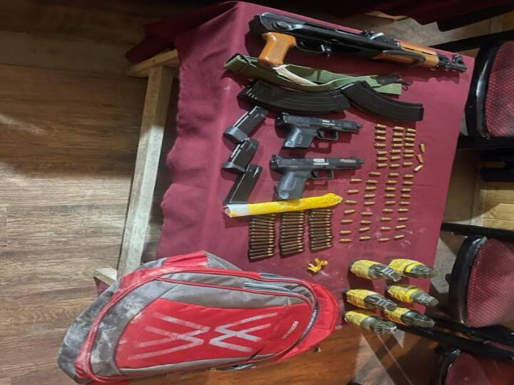 Arms and ammunition recovered in Anantnag Man abandons car after seeing naka party says Police ANN J-K: अनंतनाग में चेकिंग के दौरान पुलिस को सफलता, कार से हथियार और गोला-बारूद बरामद