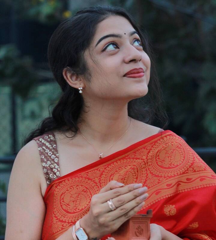 நாலு மொன ரோட்டுல நட ஒரு தினுசுல சத்தம் போட்டு சிக்னல் தர்றா வெள்ளி கொளுசுல