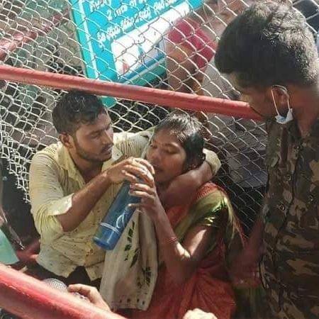 స్పృహ తప్పిపోయిన భక్తురాలికి సపర్యలు చేస్తున్న బంధువు (Source : Twitter)