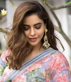 આમના શરીફે ફ્લોરલ પ્રિન્ટેડ સાડીમાં બતાવી પોતાની બોલ્ડ અદા, લાગી રહી છે અપ્સરા