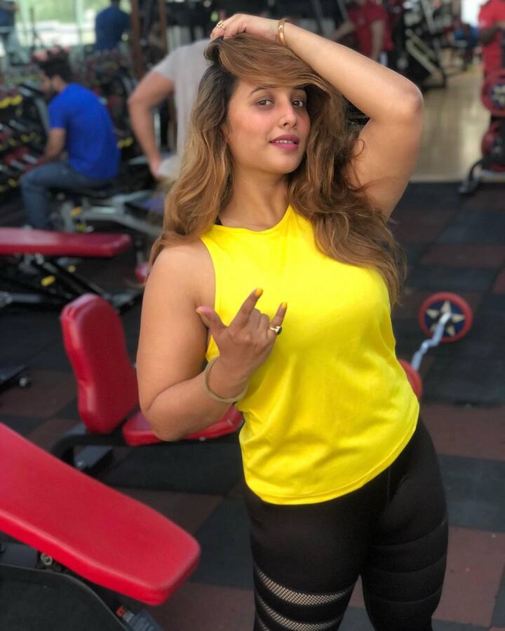 वहीं इससे पहले रानी ने ये तस्वीरें फैन्स के साथ शेयर की थी. जिसमें उन्होंने लिखा था कि, एक बुरे वक्त के बाद  अच्छा समय आता है..इसलिए मेहनत से पीछे ना हटे.