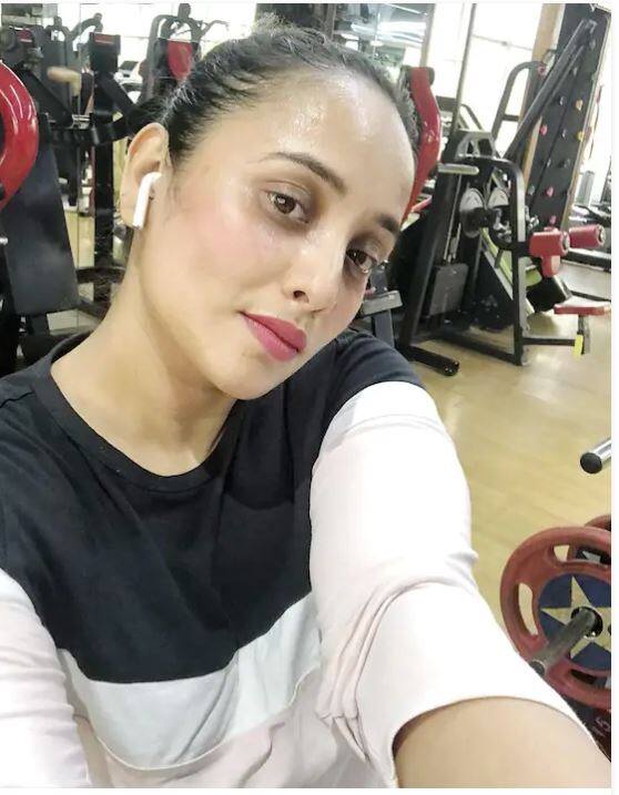 ਹਮੇਸ਼ਾ ਦੀ ਤਰ੍ਹਾਂ ਇਸ 'ਚ ਵੀ ਰਾਣੀ ਕਾਫੀ ਖੂਬਸੂਰਤ ਲੱਗ ਰਹੀ ਹੈ। ਤਸਵੀਰਾਂ ਨੂੰ ਸ਼ੇਅਰ ਕਰਦੇ ਹੋਏ ਰਾਣੀ ਨੇ ਲਿਖਿਆ, ਮੈਨੂੰ ਪਸੀਨਾ ਨਹੀਂ ਆਉਂਦਾ, ਮੈਂ ਚਮਕਦੀ ਹਾਂ... ਗੁੱਡ ਮਾਰਨਿੰਗ ਜਨਾਰਦਨ ਆਫ ਵੀਰਵਾਰ ਮੋਟੀਵੇਸ਼ਨ।