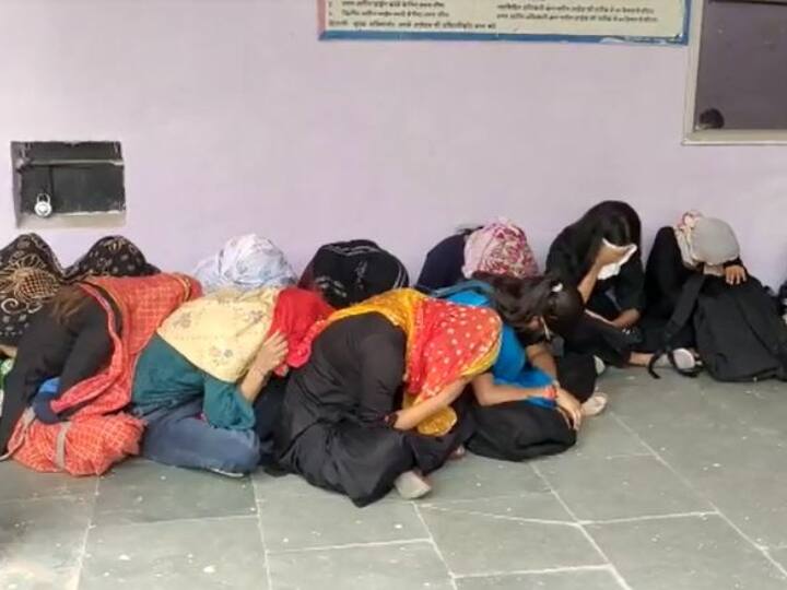 इस पूरी कार्रवाई में 11 युवतियां और आठ युवक कोतवाली थाना क्षेत्र से और 26 युवतियां और 28 युवकों को शिवाजीपार्क थाना क्षेत्र से गिरफ्तार किया गया है.