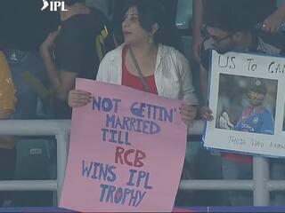 CSK vs RCB: 'जब तक आरसीबी आईपीएल ट्रॉफी नहीं जीतेगी तब तक नहीं करूंगी शादी', मैच के दौरान खूबसूरत लड़की ने लहराया पोस्टर 