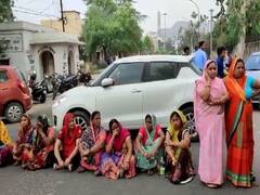 Water Problem: अलवर में विकराल हुई पानी की समस्या, महिलाओं ने सड़क पर लगाया जाम...किया प्रदर्शन