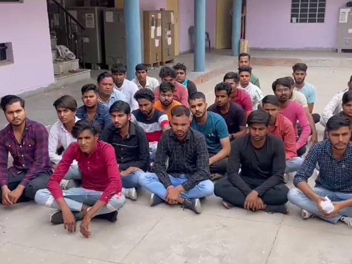 यानी कुल 37 युवतियों और 36 युवकों को पुलिस ने गिरफ्तार किया है.