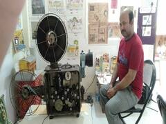 Indore में शख्स ने किराए के मकान में बनाया सिनेमाघर संग्रहालय, देखने वाले भी हो जाते हैं हैरान