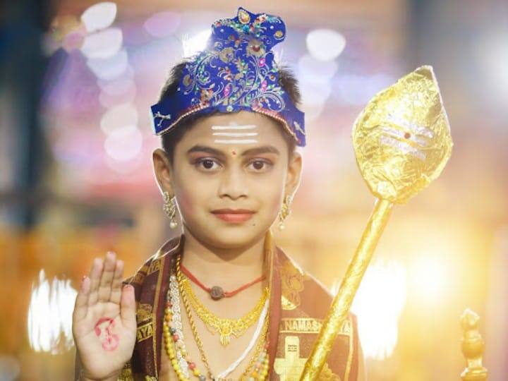 மீனாட்சியம்மன் - சொக்கரை காண முருகன் வேடமிட்டு காத்திருக்கும் சிறுவன்.