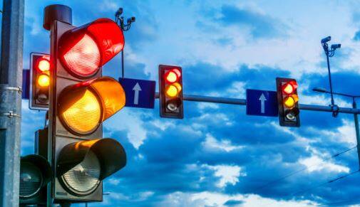 যদিও সাদা রঙ ব্যবহারের ক্ষেত্রে ট্রেন কন্ডাক্টরদের জটিলতার মুখোমুখি হতে হয়। রাতের বেলা দূর থেকে সাদা রঙ তারার মতো দেখাতো। সাদা রঙ দেখানোর অর্থ- ট্রেন এখন চলতে পারবে, অথচ ট্রেন কন্ডাক্টররা এই সিগন্যাল বেশিরভাগ সময় ধরতে ব্যর্থ হত।