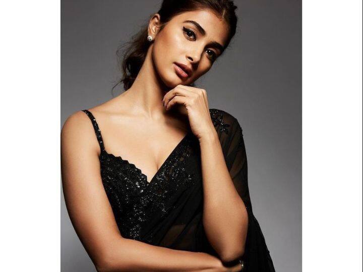पुजा वेस्टर्न ड्रेससह साडी घातलेले फोटो देखील शेअर करत असते. (P.C.pooja hegde instagram)