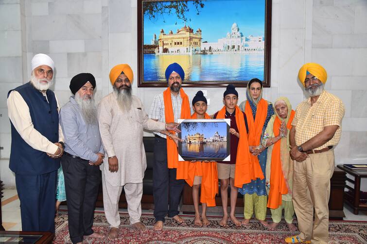 MP of England Tanmanjeet Singh Dhesi along with Family Members pay obeisance at Sachkhand Sri Harmandir Sahib ਇੰਗਲੈਂਡ ਦੇ ਐਮਪੀ ਤਨਮਨਜੀਤ ਸਿੰਘ ਢੇਸੀ ਪਰਿਵਾਰਕ ਮੈਂਬਰ ਸਮੇਤ ਸੱਚਖੰਡ ਸ੍ਰੀ ਹਰਿਮੰਦਰ ਸਾਹਿਬ ਵਿਖੇ ਨਤਮਸਤਕ