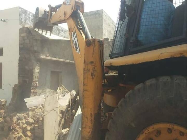 Stone pelting took place during Ram Navami procession, administration broke 7 houses of accused ANN Madhya Pradesh News: रामनवमी जुलूस के दौरान पथराव का मामला, प्रशासन ने आरोपियों के 7 मकानों पर चलाया बुलडोजर