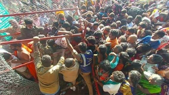 In Pics : తిరుమలలో తోపులాట, క్యూలైన్లలో భక్తుల అవస్థలు
