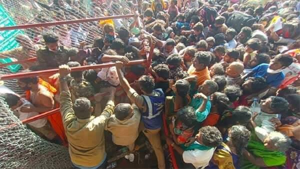 శ్రీవారి సర్వదర్శనం టోకెన్లు కేటాయించే కేంద్రాలు వద్ద భక్తులను అదుపు చేయలేక టీటీడీ చేతులు ఎత్తేసింది. అధిక సంఖ్యలో భక్తులు తిరుపతికి చేరుకోవడంతో దర్శనం టిక్కెట్లు లేకపోయినా భక్తులను తిరుమలకు అనుమతిస్తోంది. (Source : Twitter)