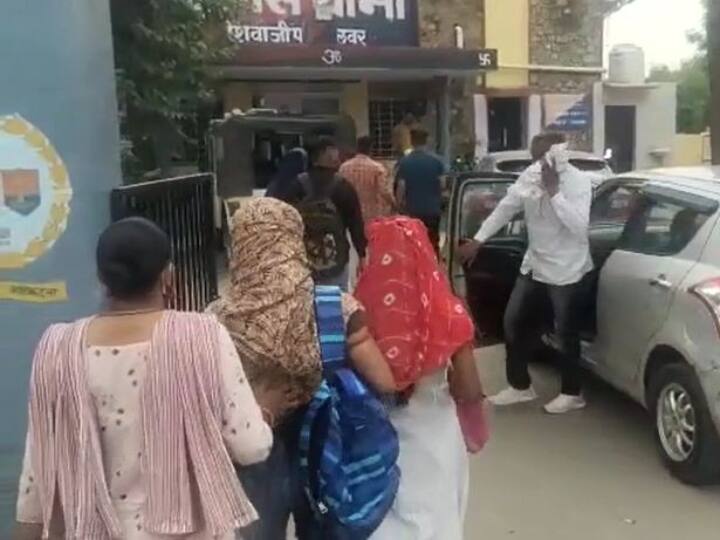 पूनियां ने बताया मनुमार्ग स्थित कैपिटल गलेरिया में तीन स्पा और चार कैफे सेंटर पर कार्रवाई की गई. जहां से 8 युवक और 11 युवतियों को यहां से गिरफ्तार किया गया है.