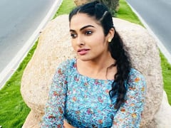 Divi Vadthya Photos: రోడ్డు పక్కన కూర్చుని ఏం ఆలోచిస్తున్నావ్ దివి?