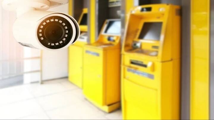 કેમેરાથી સાવધ રહો - જો તમે એટીએમ મશીનમાં પૈસા ઉપાડવા ગયા છો, તો પહેલા ચેક કરો કે એટીએમ મશીન કે કીપેડની આસપાસ કોઈ કેમેરા કે એવી બીજી કોઈ ચીજ નથી કે જે તમારા એટીએમ કાર્ડની માહિતી ચોરી શકે. જો તમને કંઈક શંકાસ્પદ દેખાય, તો તમારે તરત જ બેંક અથવા પોલીસને તેની જાણ કરવી જોઈએ.