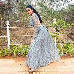 Divi Vadthya Photos: రోడ్డు పక్కన కూర్చుని ఏం ఆలోచిస్తున్నావ్ దివి?