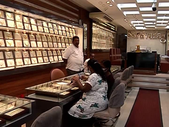 Sri Lanka Economic Crisis gold prices in Lanka touching Rs 2.37 lakh per 10 gram Sri Lanka Gold Rate : सोन्याच्या लंकेत खऱ्याखुऱ्या सोन्याचा भाव चक्रावून सोडणारा, एक तोळा सोनं तब्बल...