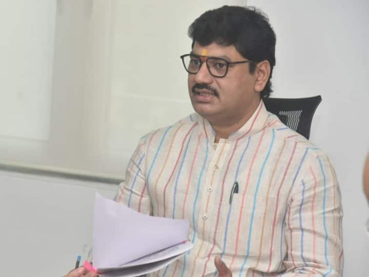 Dhananjay Munde lodged a complaint against the woman as she demanded Rs 5 crore for threatening rape बलात्काराची धमकी देऊन पाच कोटींची मागणी, धनंजय मुंडे यांची महिलेविरोधात पोलिसात तक्रार